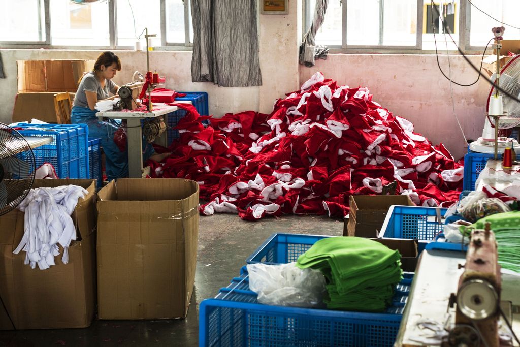 In einer Fabrik für Weihnachtsdeko