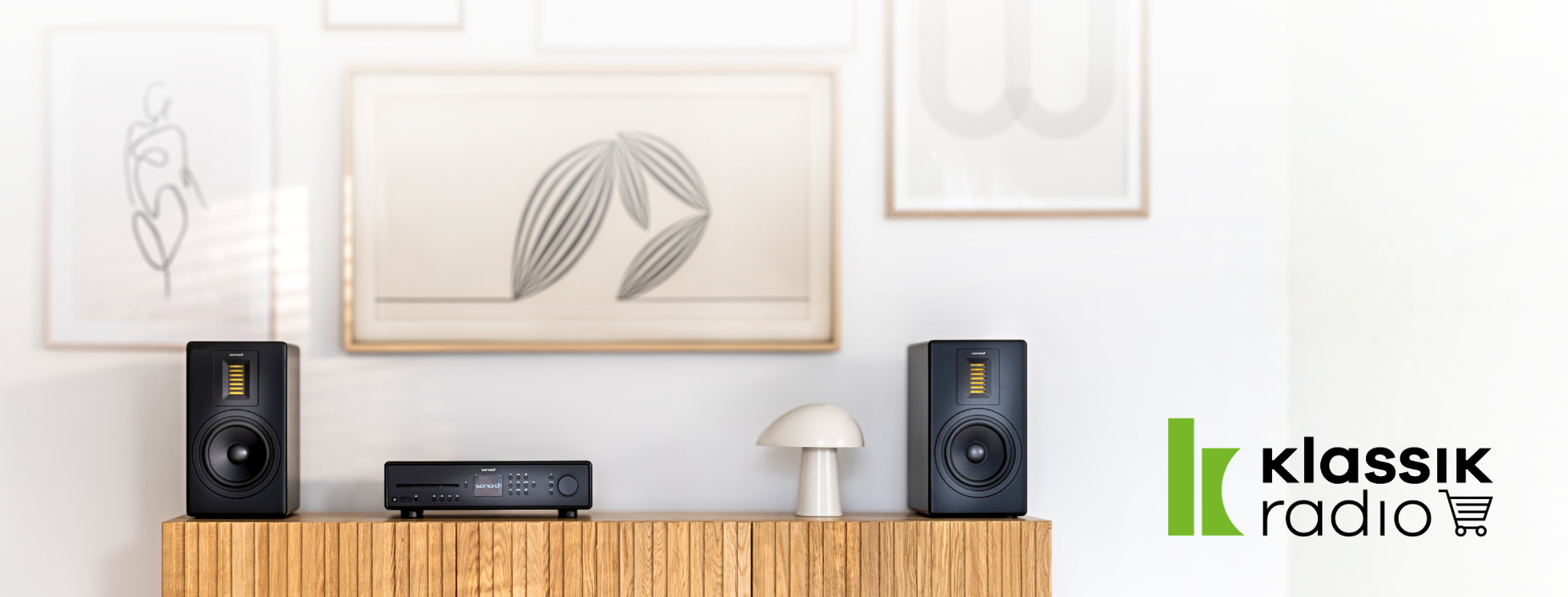 Lautsprecher von sonoro auf einer Kommode 