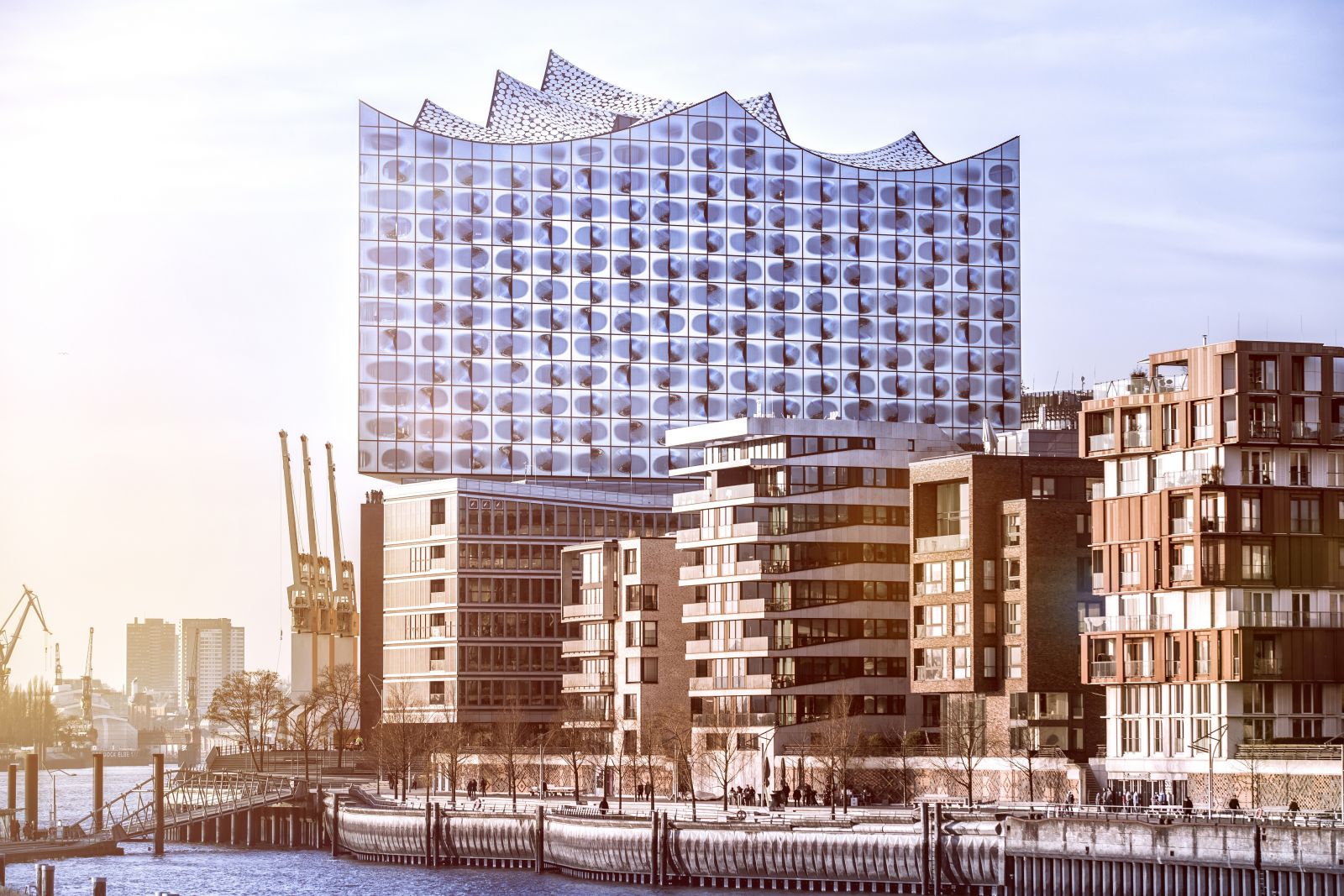 Seitenansicht der Elbphilharmonie in Hamburg 