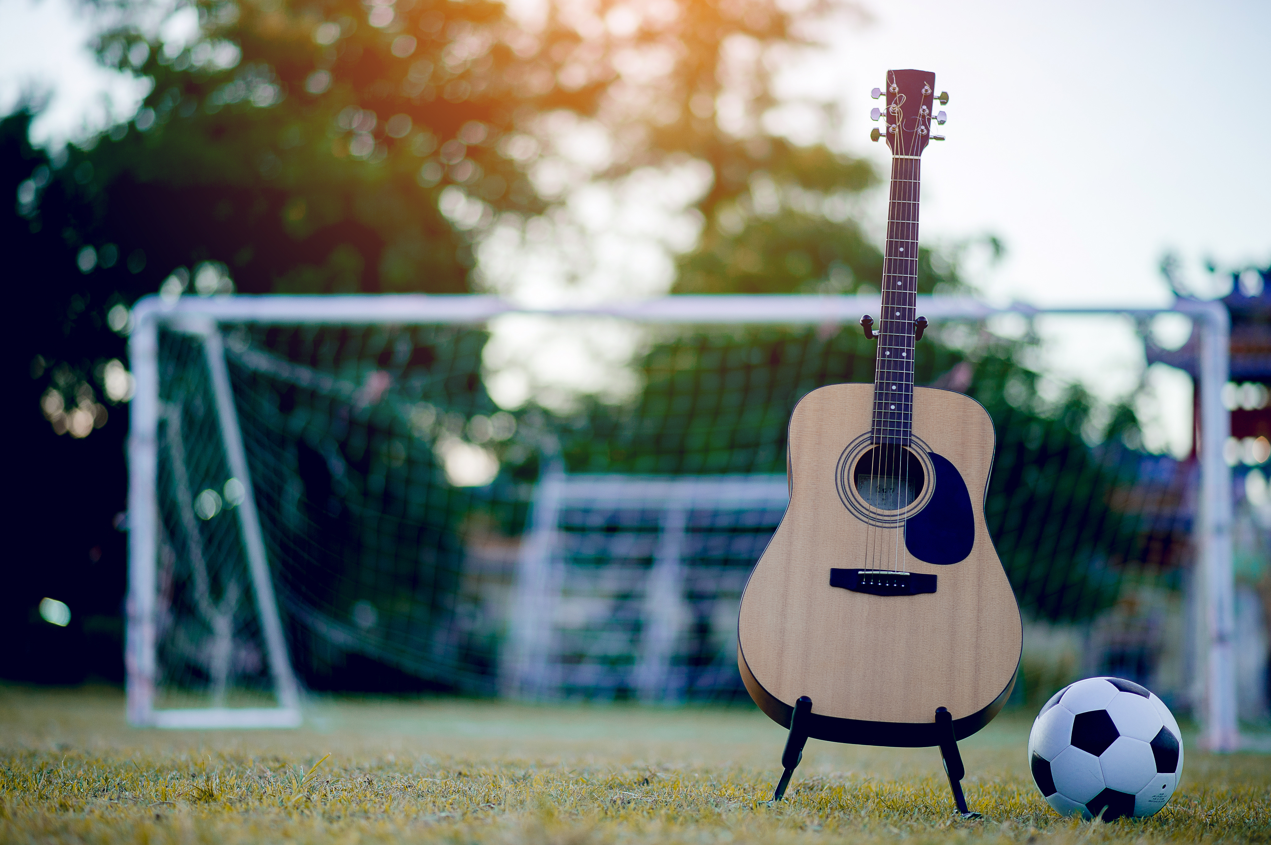 Gitarre auf Fußballplatz