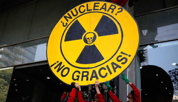 Demonstranten halten ein Schild mit "Atomkraft - Nein Danke!" hoch.