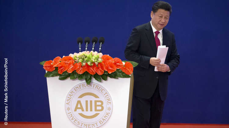 Der chinesische Präsident Xi Jinping verlässt das Podium nach einer Ansprache in Peking, China