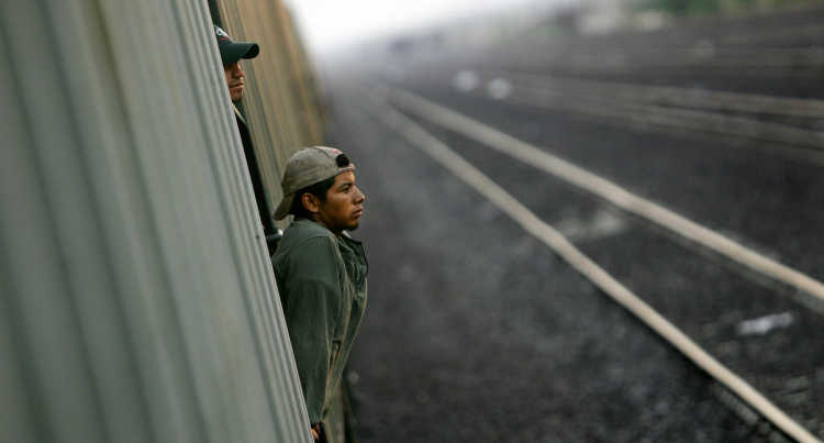Ein Einwanderer reist in einem Güterzug, als er in der Grenzstadt Nuevo Laredo, Mexiko, ankommt