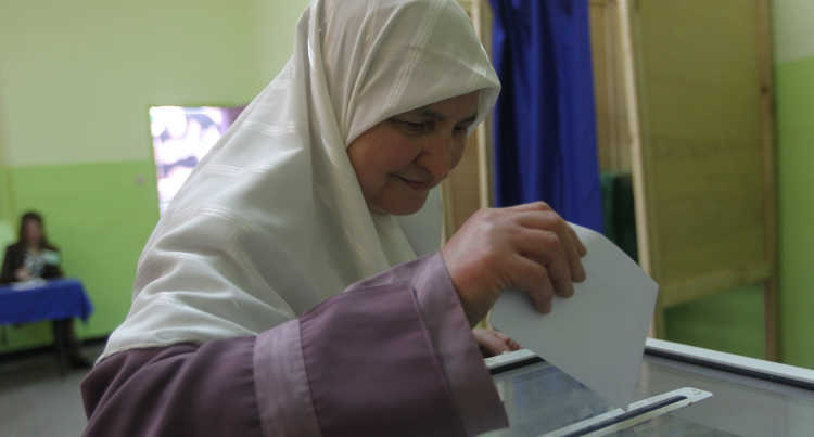 Marokkanische Frau in einem Wahllokal.