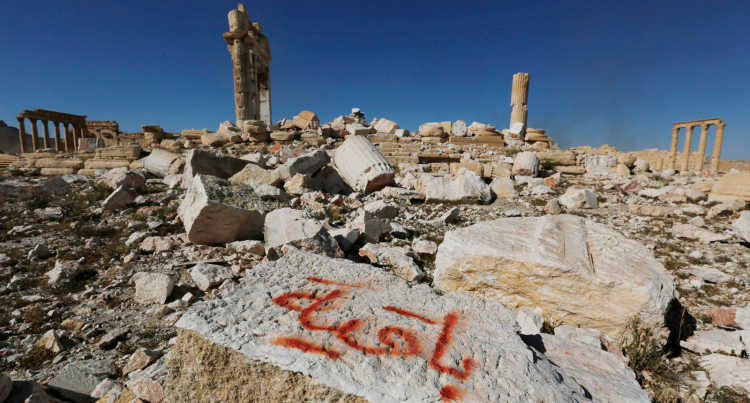Graffity des sogenannten Islamischen States auf einem Stein eines zerstörten Tempels.