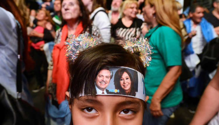 Ein Kind in Argentinien trägt ein Stirnband mit dem Foto des Präsidenten.