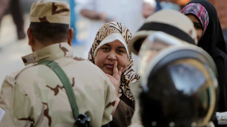 Soldaten bewachen Frauen in Kairo