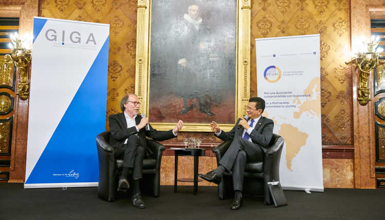 Foto von Professor Detlef Nolte und Minister Hugo Martínez 