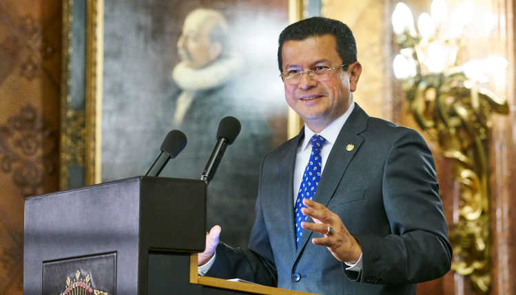 Foto von Hugo Martínez, Außenminister der Republik El Salvador 