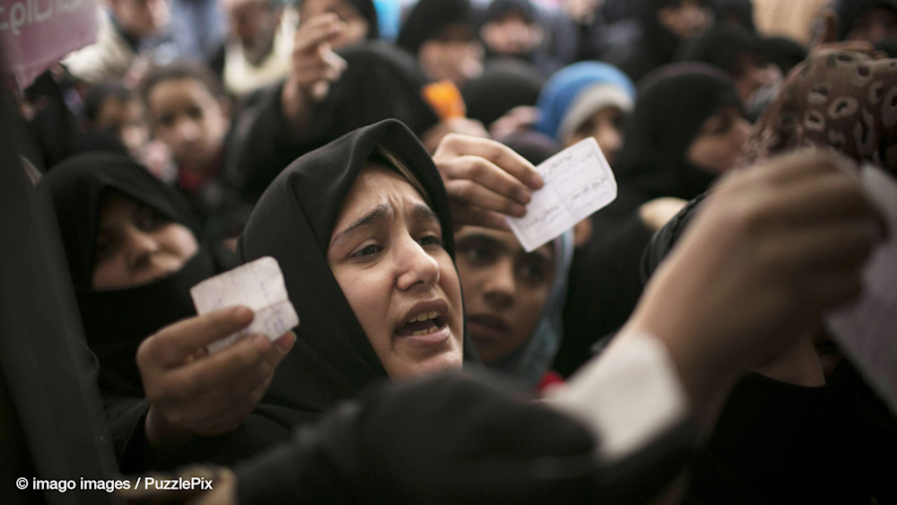 GIGA_Syria_Feb2013_Aleppo_woman_food_packages_imago0059212534h_PuzzlePix_Website