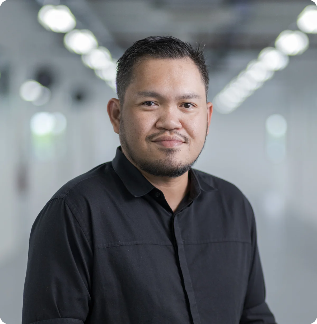 Headshot of Gil Valenzuela