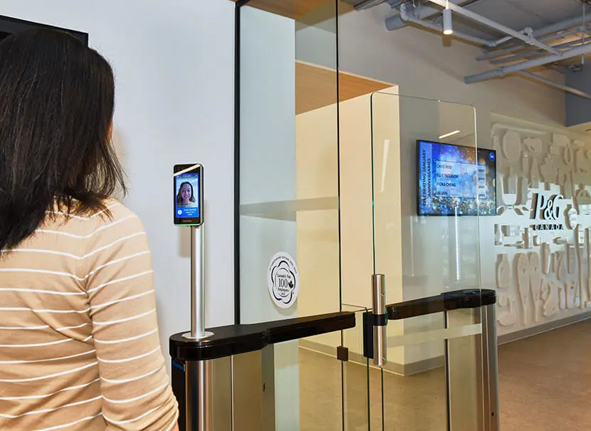 Employé utilisant la technologie de reconnaissance faciale dans le nouveau bureau de Toronto