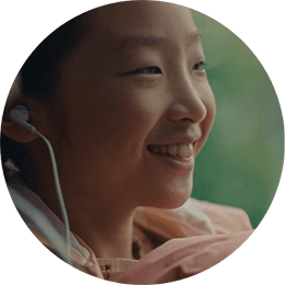 Yeong Joo sourit sur l'autobus