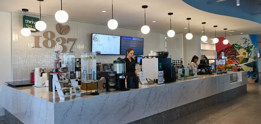 Le Café 1837 et le barista sur place offrent aux employés un espace décontracté pour rencontrer leurs collègues.