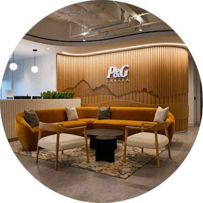 Le nouveau bureau général de P&G Canada à Toronto avec un canapé et des chaises