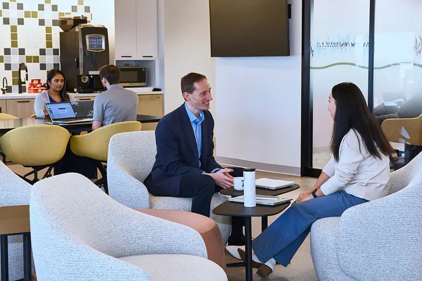 Employés se réunissant dans un espace de collaboration ouvert