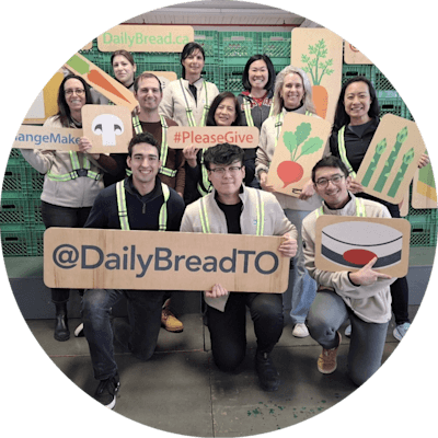 Un groupe de personnes tenant diverses pancartes