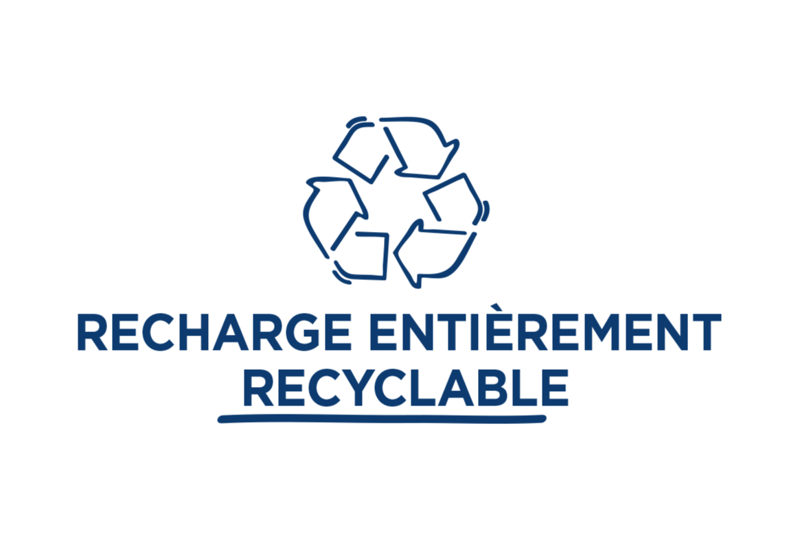 Main versant une recharge de gel douche Le Petit Marseillais