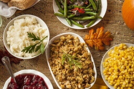 Une photo de nourriture avec des haricots verts, de la salade, de la viande.