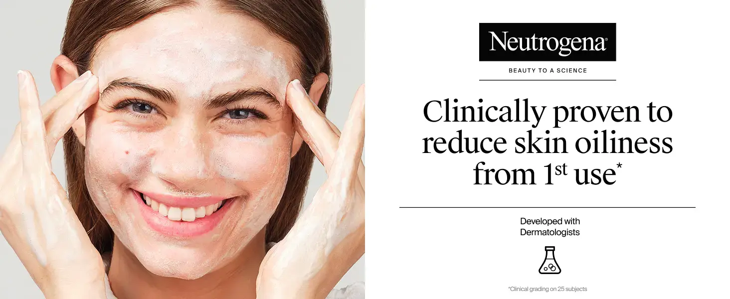 Femme souriante appliquant un nettoyant visage Neutrogena pour réduire l'excès de sébum et les imperfections dès la première utilisation.