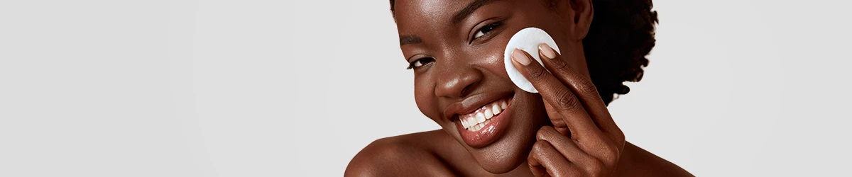 L'emballage du produit Biafine® avec un couple souriant en arrière-plan