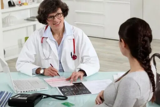 femme en consultation chez une docteure