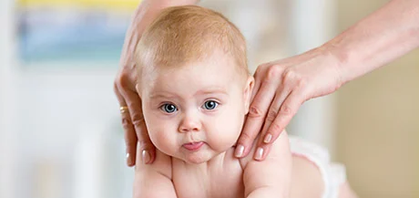 Apprendre à masser bébé avec des gestes simples