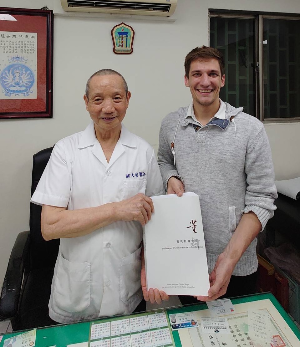 Nicolas Berger et Dr Hu Wen Chih, tenant le livre Technique d'acupuncture de la famille Tung