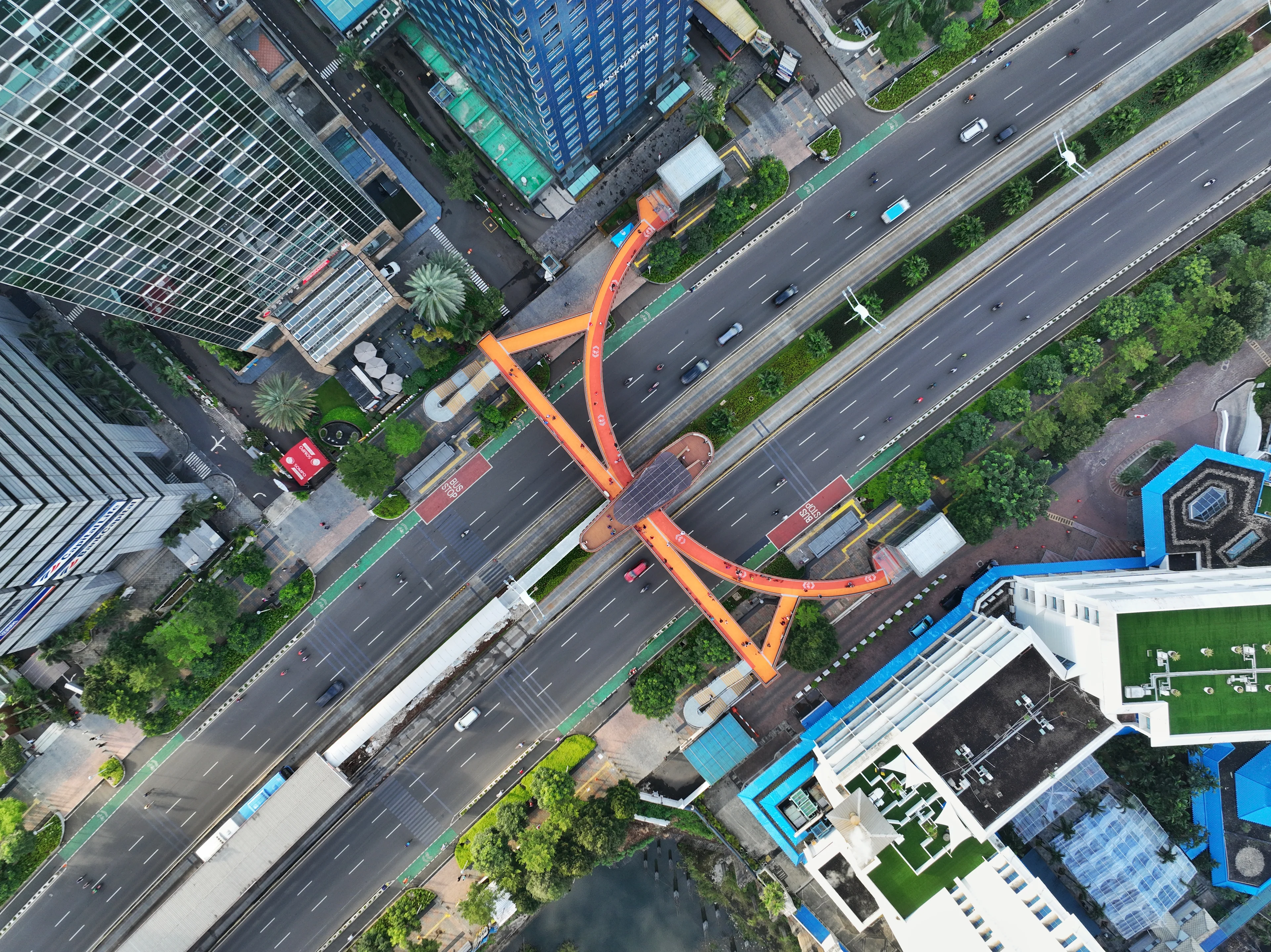 An aerial view of the Pinisi Crossing Bridge showing the ongoing traffic and surrounding buildings.