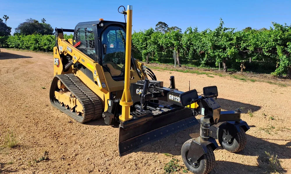 Cat track loader equipped with a Cat GB120 smart grader blade solution