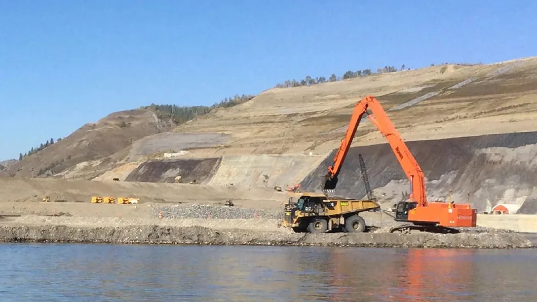 Image of a dam at a hydroelectric operating station using Trimble site management software to keep tasks on target.