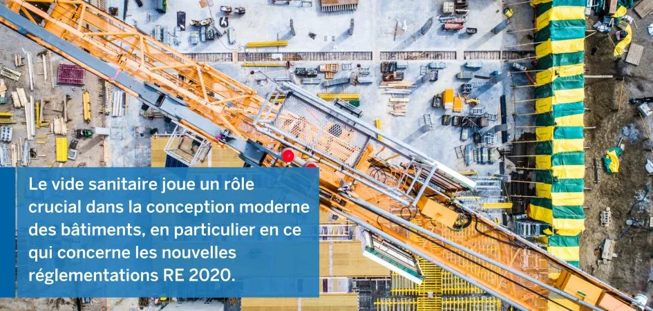 Aerial view of a construction site, and French text about the importance of crawl spaces in modern building design and RE 2020 regulations.