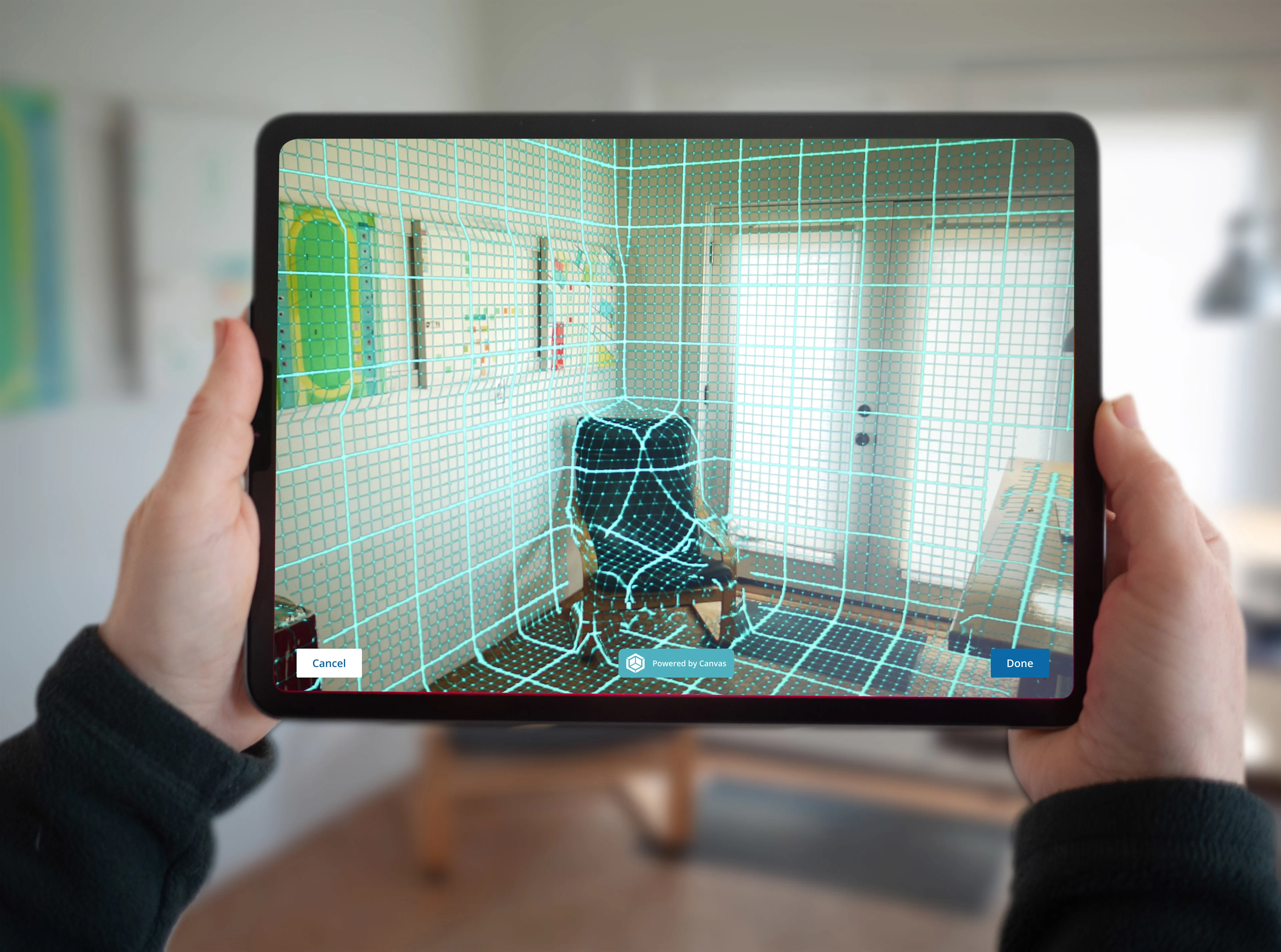 Hände, die ein iPad halten, auf dem die Scan-to-Design-Benutzeroberfläche in SketchUp zu sehen ist