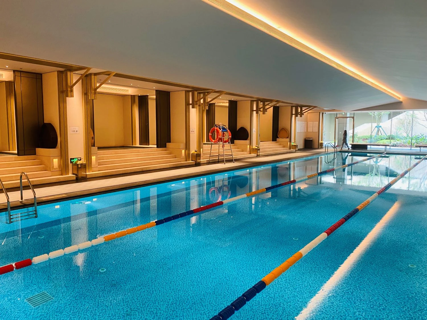 Modell des Schwimmbeckens, Bauphase, fertiger Pool.