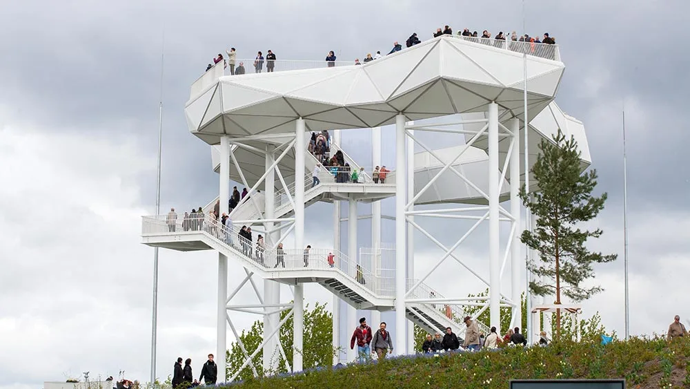 Die Aussichtsplattform Wolkenhain thront 120 Meter über dem Meeresspiegel inmitten des Berliner Kienbergs.