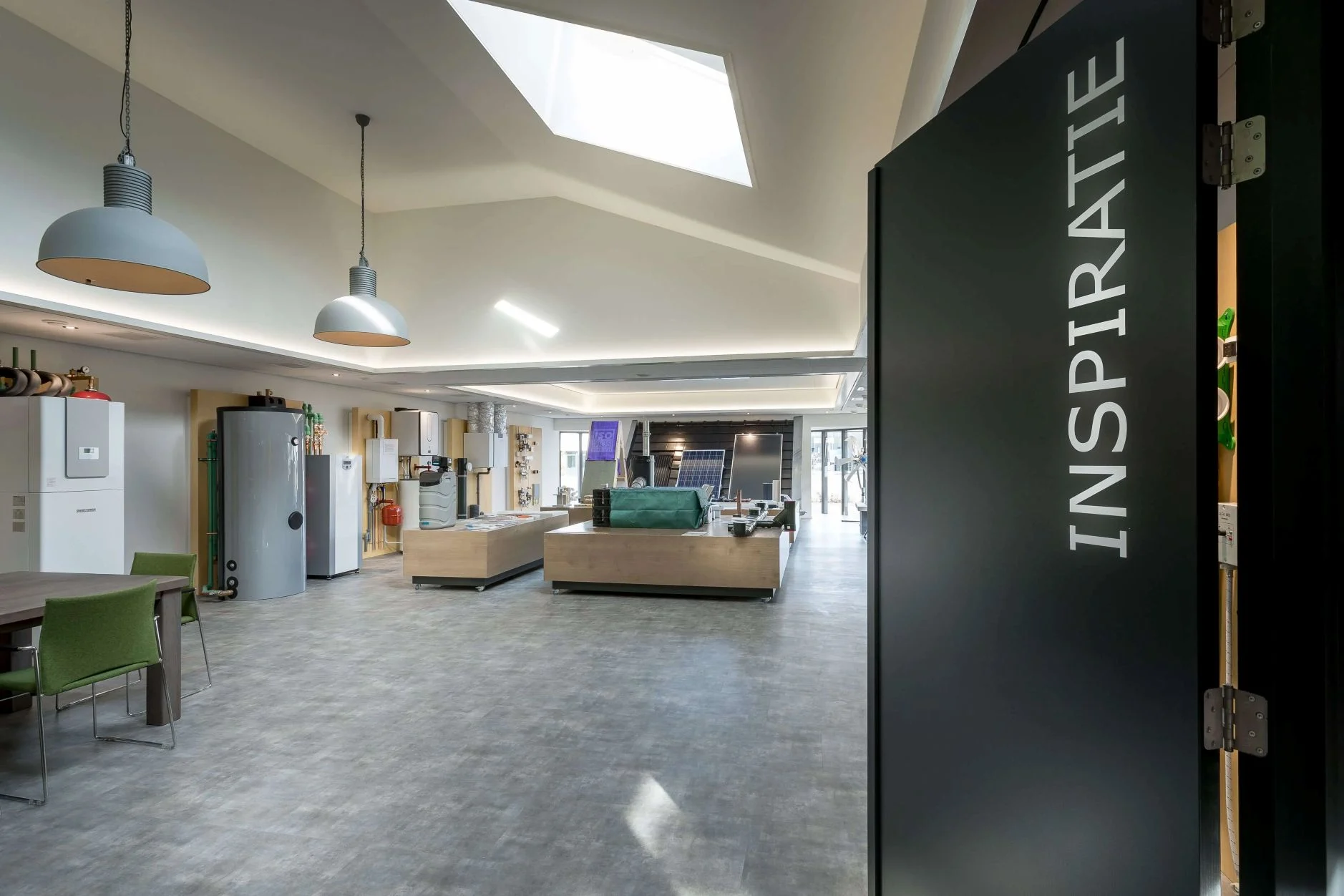 Showroom featuring home heating systems, solar panels, and a door labeled 'INSPIRATIE'.