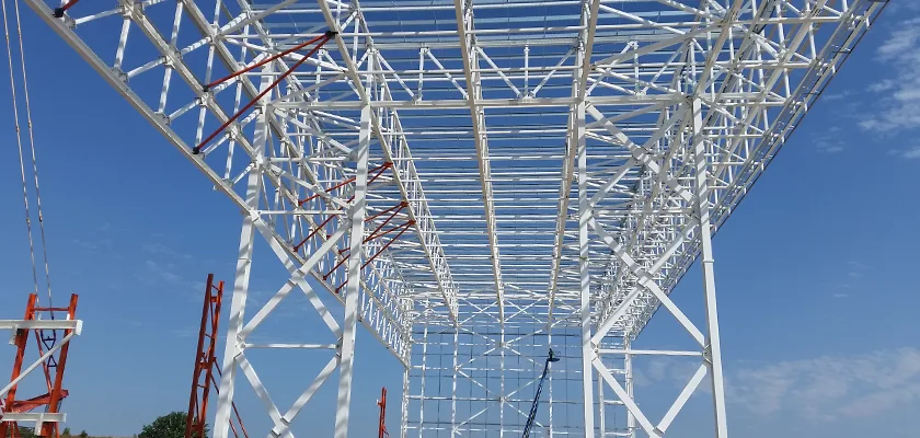 Temporary bracing on grid 6 truss to support the compression flange in the hogging zone
