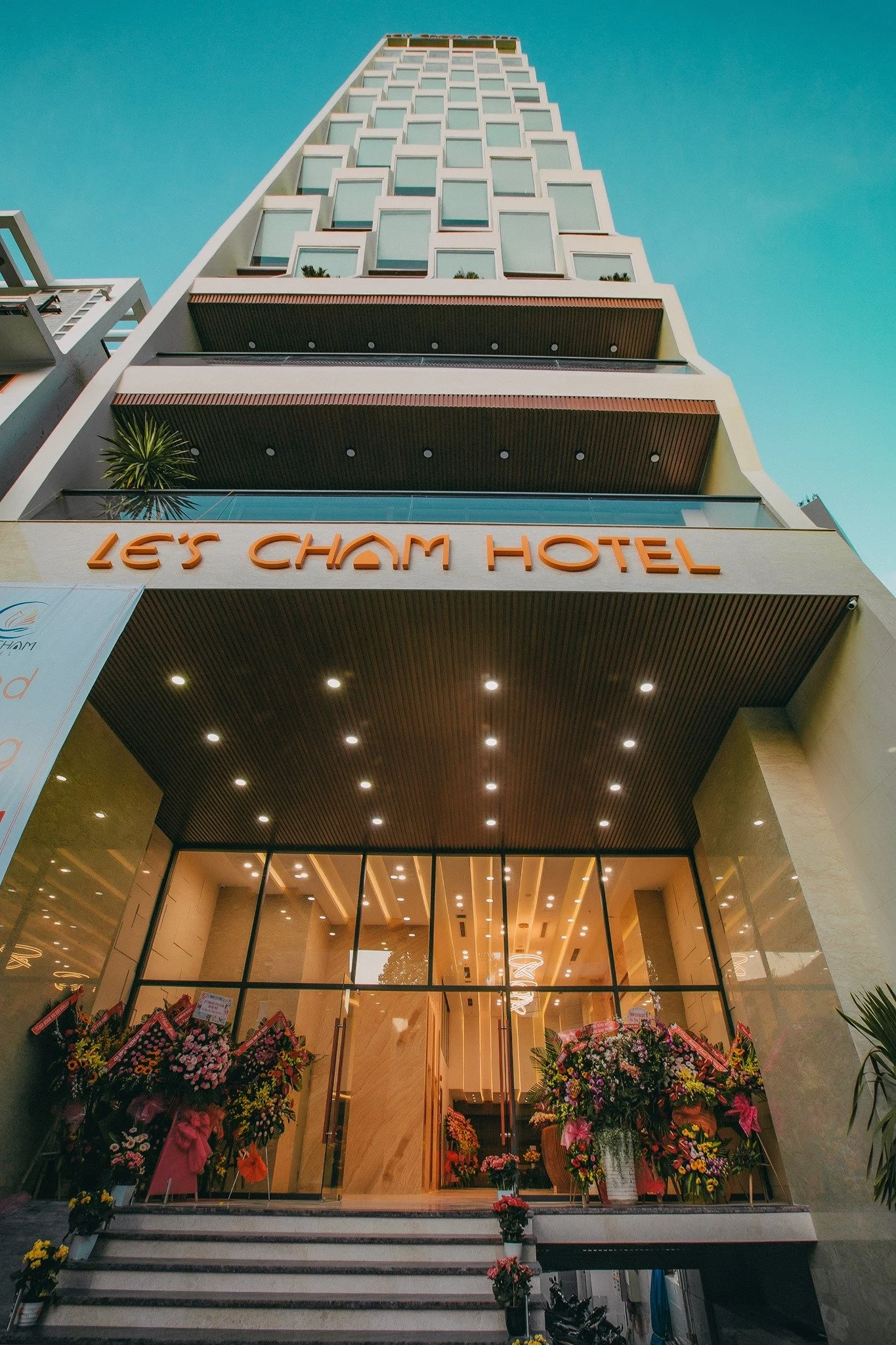 L'hôtel Le's Cham lors de son inauguration officielle en 2019, avec sa façade prestigieuse et son intérieur accueillant. 