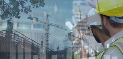 Deux hommes sur un chantier de construction, avec des graphiques financiers superposés.