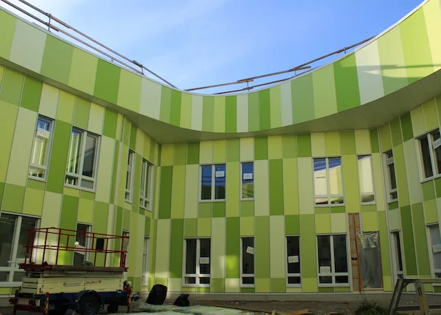 Kastellin monitoimitalo julkisivu