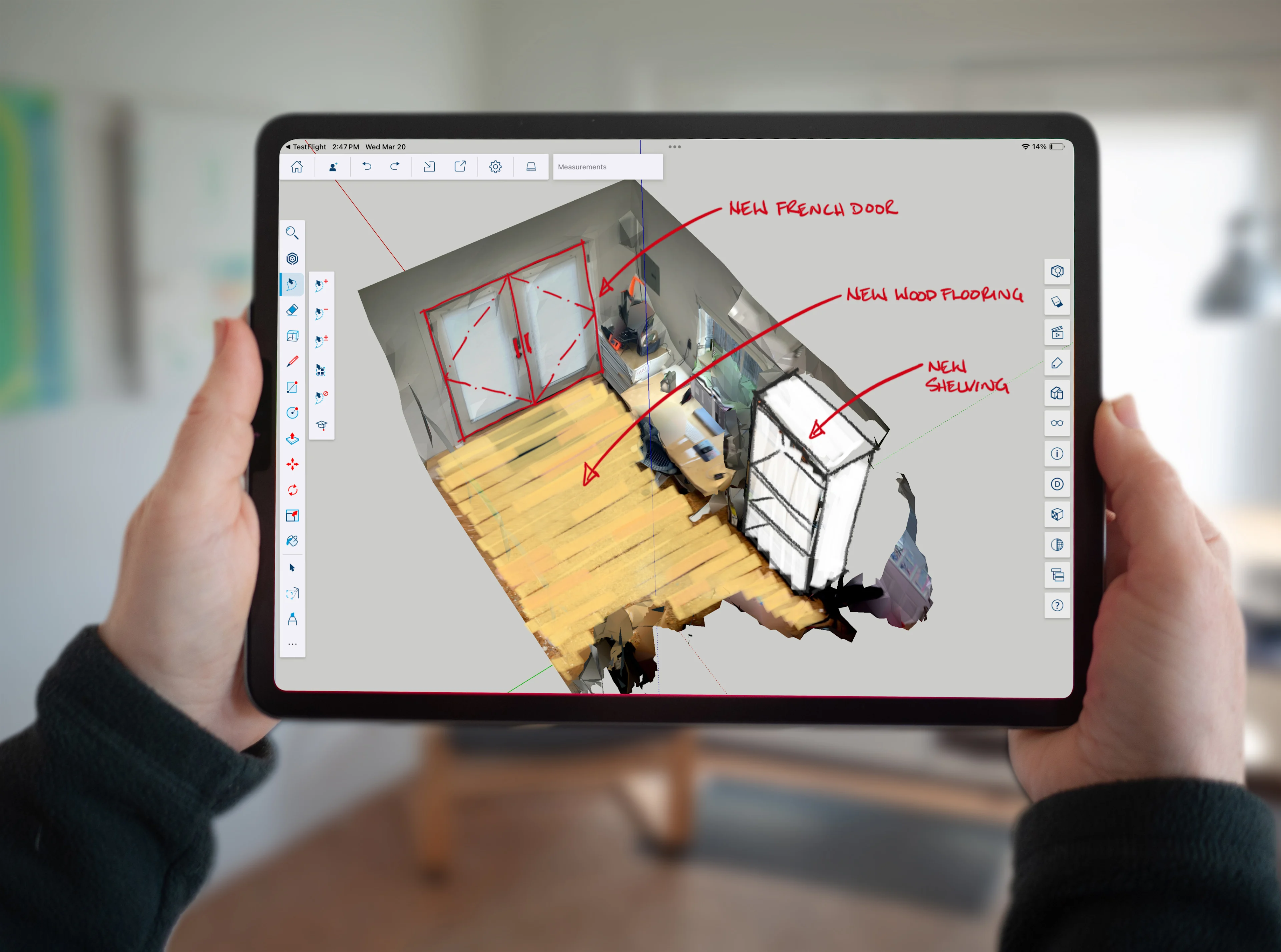 Hände, die ein iPad halten, auf dem ein Scan mit Markups und Entwurfsideen in SketchUp zu sehen ist