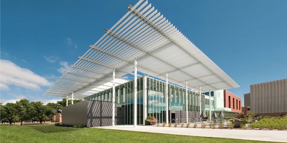 Projeto de arquitetura sustentável desenvolvido com SketchUp — eficiência energética e estética integradas.