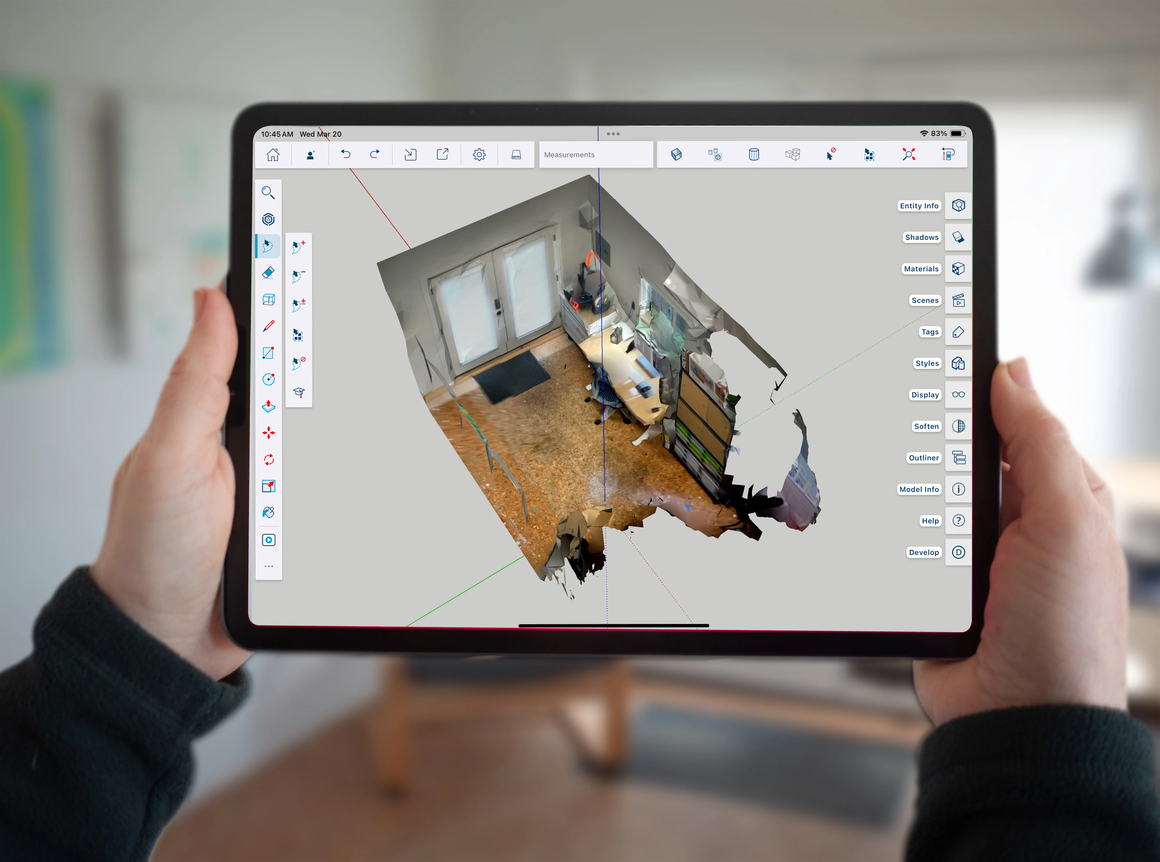 SketchUp でのスキャンを示す iPad を持つ手