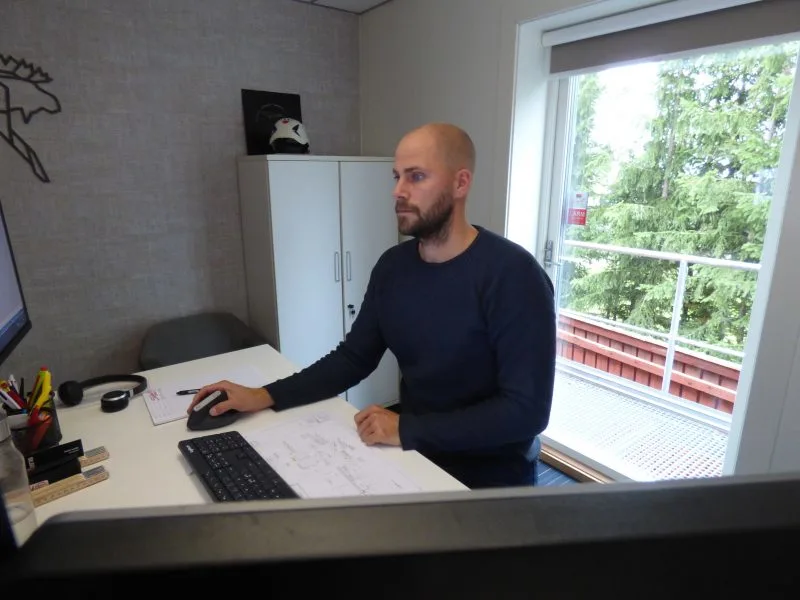 Tobias Sigvardsson, head of construction, uses the new Smart Create feature in Tekla Structures, which uses AI.