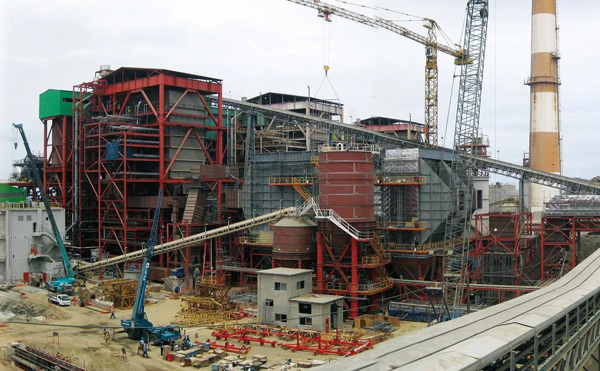 A view of the Huasco Power Plant under construction, with cranes and industrial structures.