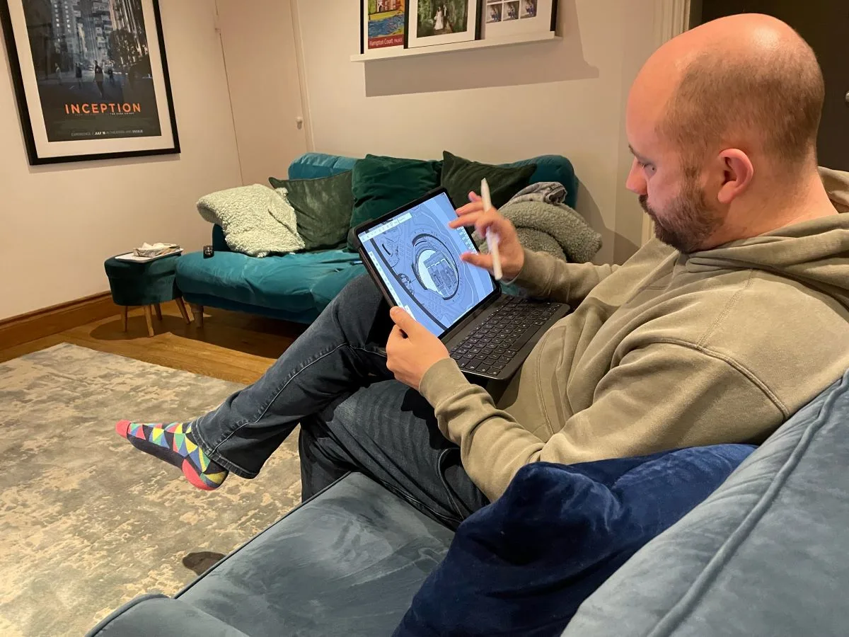 Luke modelando no iPad em seu sofá 