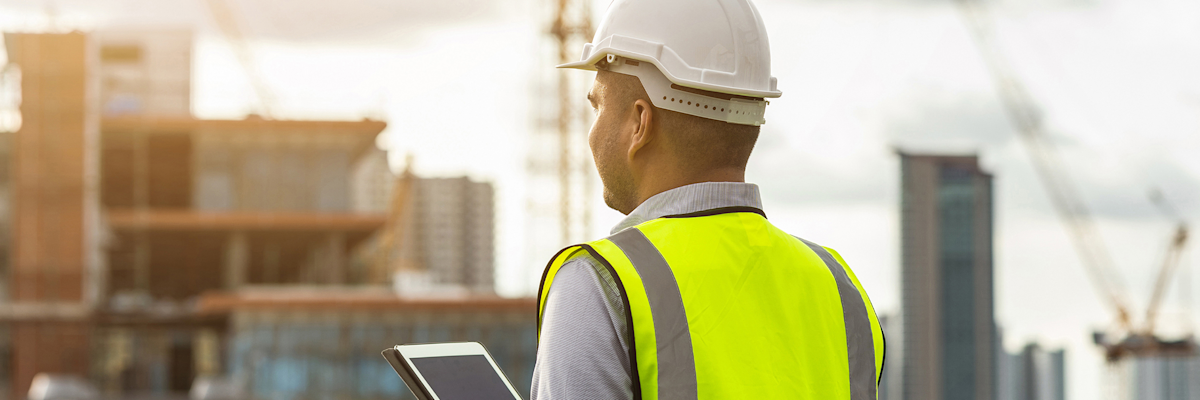 construction-blog-contractor-onsite-tablet-image
