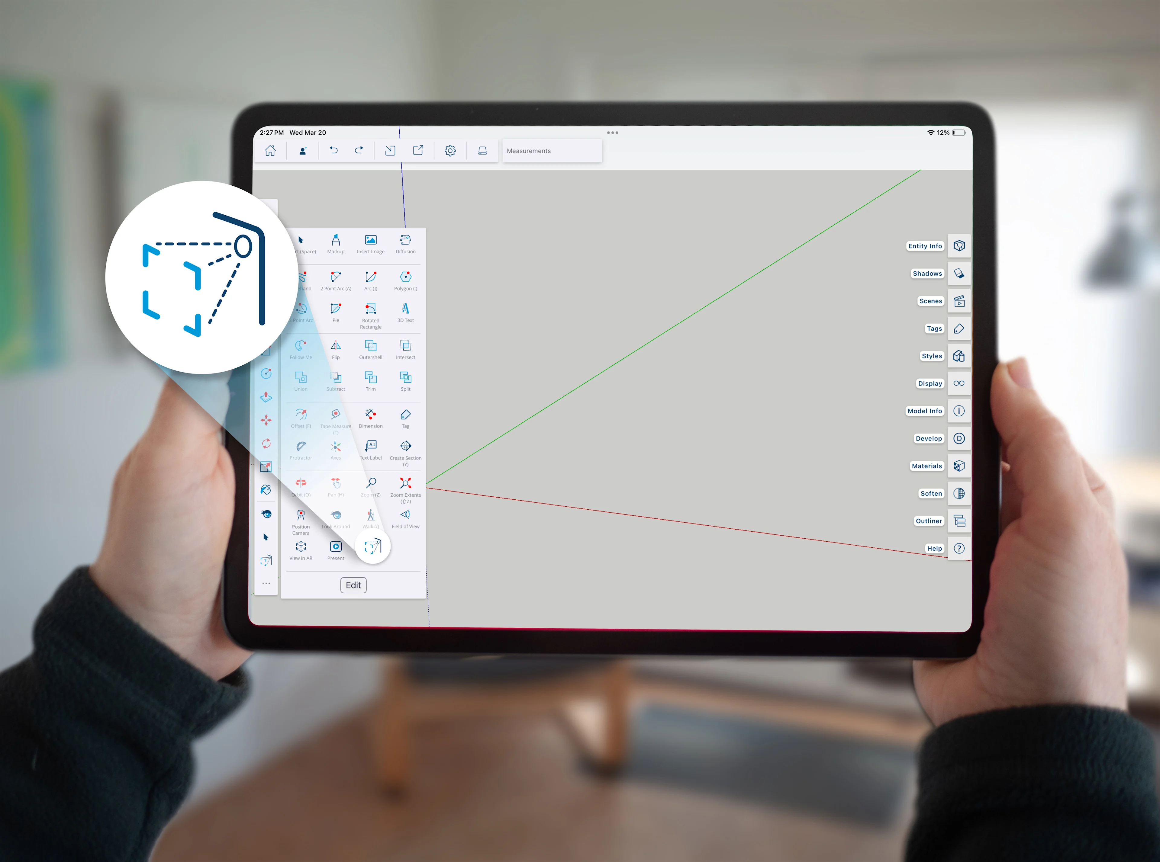 Hände, die ein iPad halten, auf dem die SketchUp-Benutzeroberfläche zu sehen ist