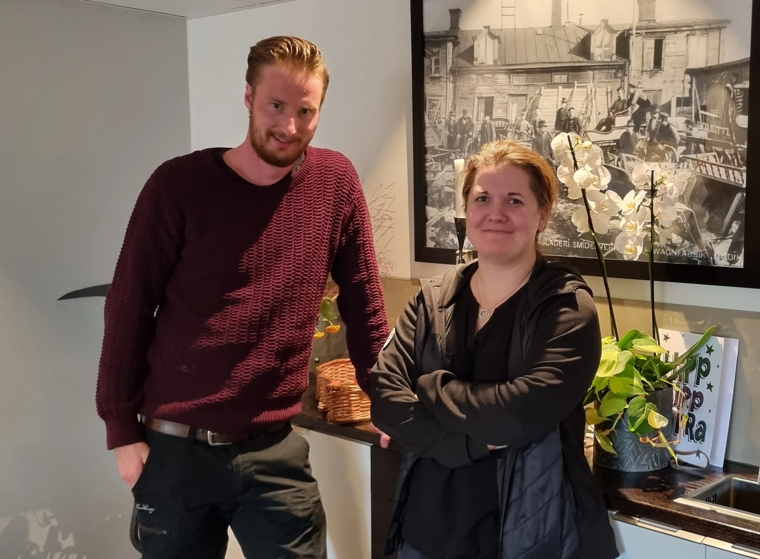 Two engineers, Viktoria Strandberg and Alfred Sjölins, stand in an office space.