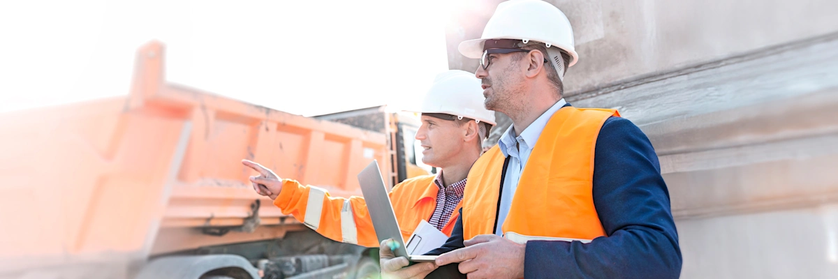 trimble-pay-blog-construction-site-laptop-2560x768